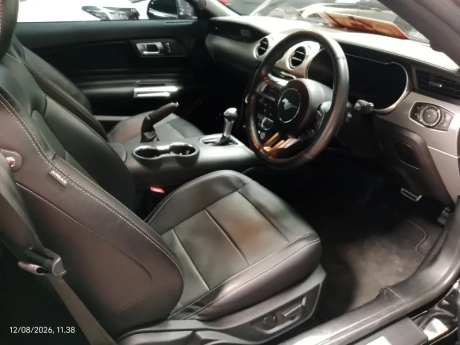 Foto Mobil Bekas Kabin Depan Ford Mustang 2.3 tahun 2022