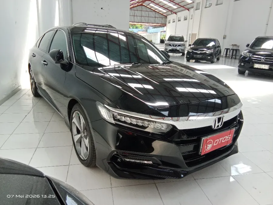 Foto Mobil Bekas Kanan Depan Honda Accord 1.5 TC EL tahun 2019