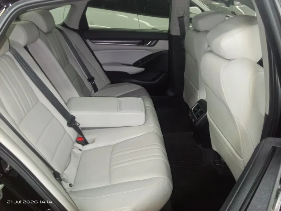 Foto Mobil Bekas Kabin Belakang Honda Accord 1.5 TC EL tahun 2020
