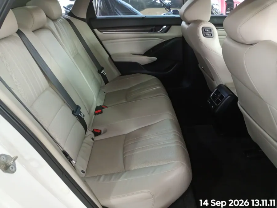 Foto Mobil Bekas Kabin Belakang Honda Accord 1.5 TC EL tahun 2020