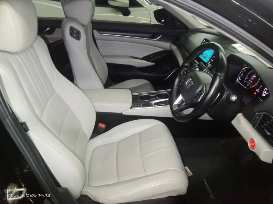 Foto Mobil Bekas Kabin Depan Honda Accord 1.5 TC EL tahun 2020