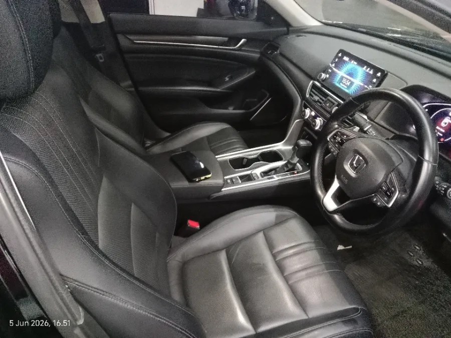 Foto Mobil Bekas Kabin Depan Honda Accord 1.5 TC EL tahun 2023