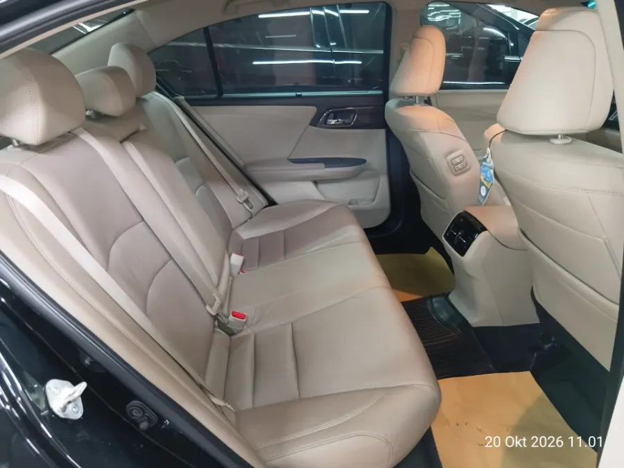 Foto Mobil Bekas Kabin Belakang Honda Accord 2.4 VTi tahun 2016