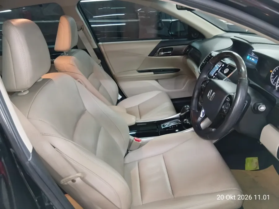 Foto Mobil Bekas Kabin Depan Honda Accord 2.4 VTi tahun 2016