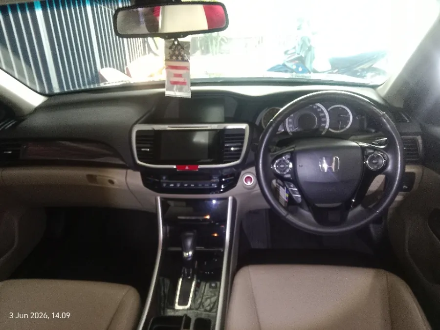 Foto Mobil Bekas Dashboard Honda Accord 2.4 VTi-L tahun 2016
