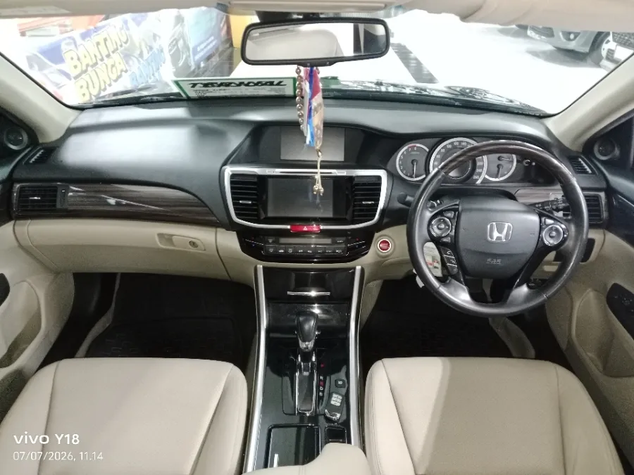 Foto Mobil Bekas Dashboard Honda Accord 2.4 VTi-L tahun 2016