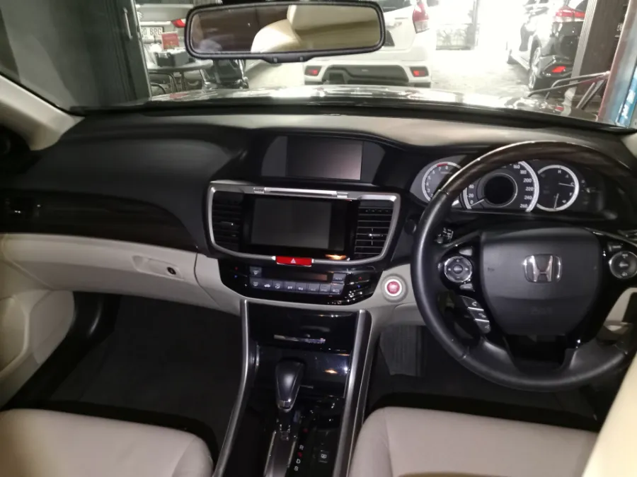Foto Mobil Bekas Dashboard Honda Accord 2.4 VTi-L tahun 2016