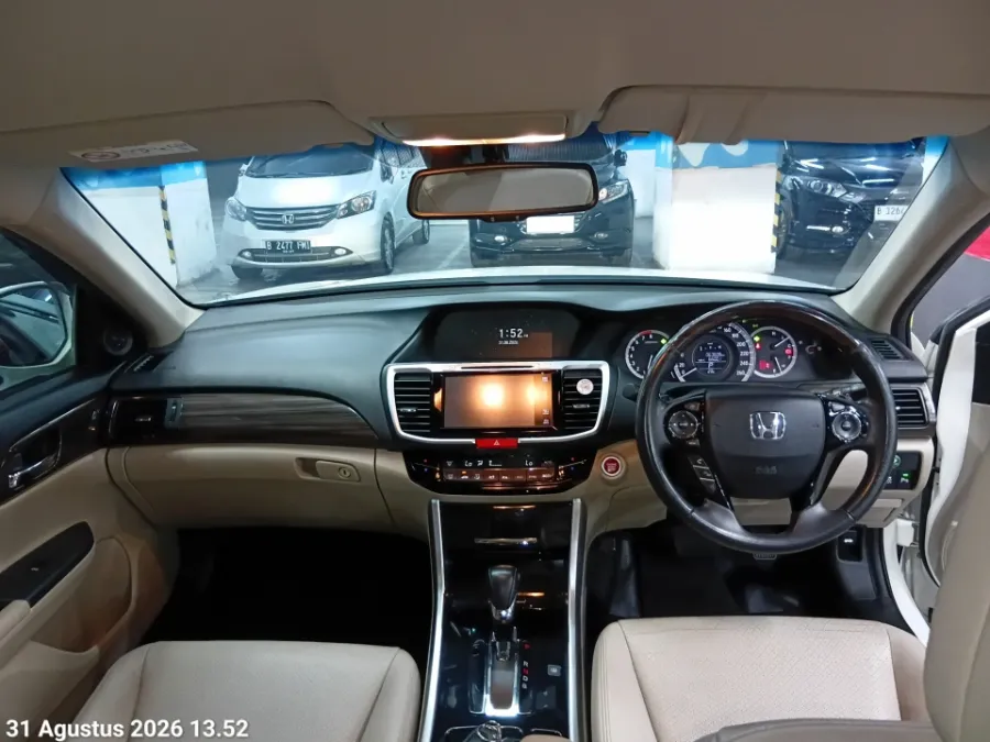 Foto Mobil Bekas Dashboard Honda Accord 2.4 VTi-L tahun 2016
