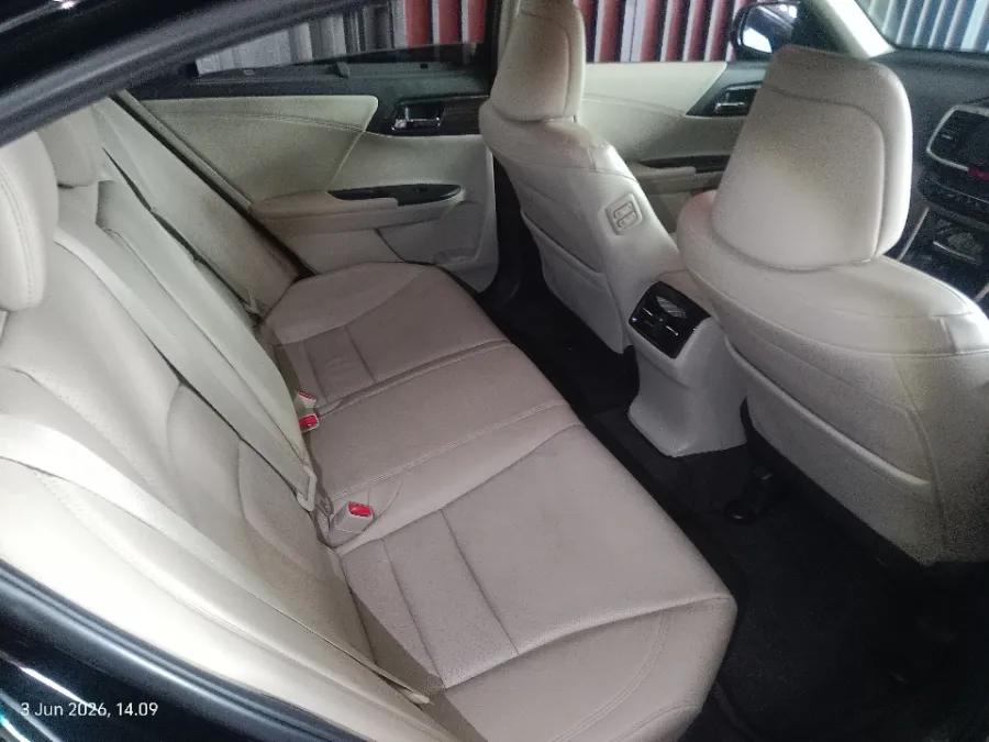 Foto Mobil Bekas Kabin Belakang Honda Accord 2.4 VTi-L tahun 2016