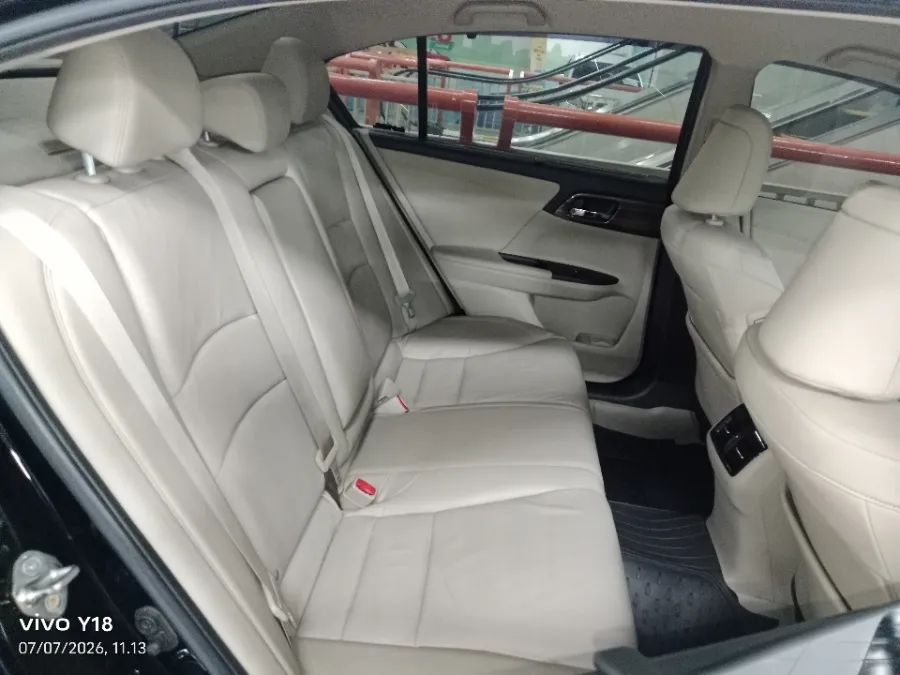 Foto Mobil Bekas Kabin Belakang Honda Accord 2.4 VTi-L tahun 2016