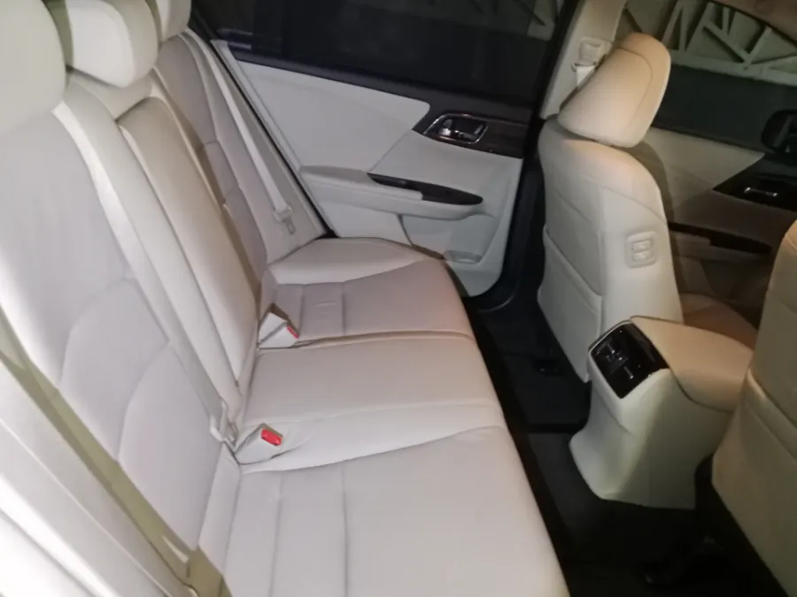 Foto Mobil Bekas Kabin Belakang Honda Accord 2.4 VTi-L tahun 2016