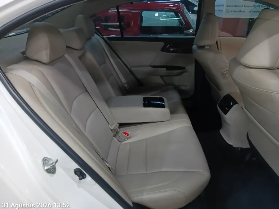 Foto Mobil Bekas Kabin Belakang Honda Accord 2.4 VTi-L tahun 2016