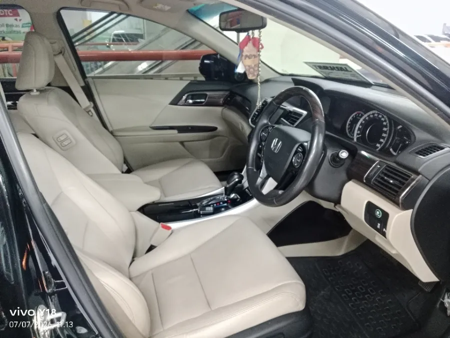 Foto Mobil Bekas Kabin Depan Honda Accord 2.4 VTi-L tahun 2016