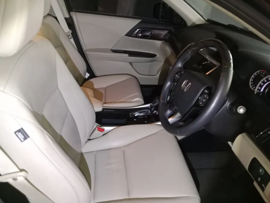 Foto Mobil Bekas Kabin Depan Honda Accord 2.4 VTi-L tahun 2016