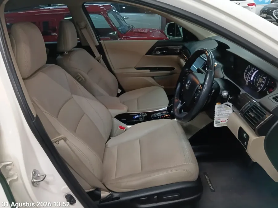 Foto Mobil Bekas Kabin Depan Honda Accord 2.4 VTi-L tahun 2016
