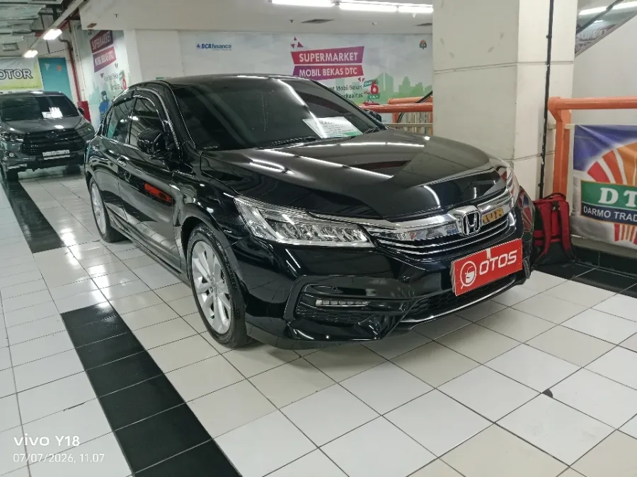 Foto Mobil Bekas Kanan Depan Honda Accord 2.4 VTi-L tahun 2016