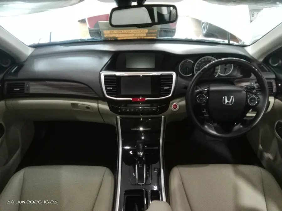 Foto Mobil Bekas Dashboard Honda Accord 2.4 VTi-L tahun 2017