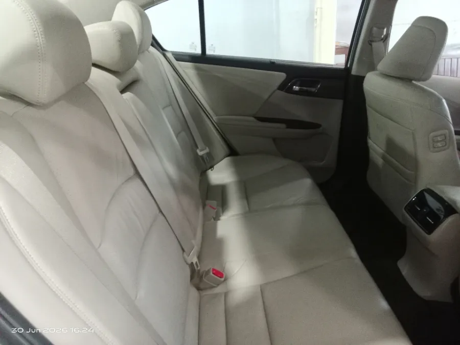 Foto Mobil Bekas Kabin Belakang Honda Accord 2.4 VTi-L tahun 2017