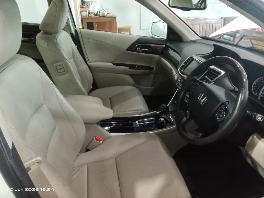 Foto Mobil Bekas Kabin Depan Honda Accord 2.4 VTi-L tahun 2017