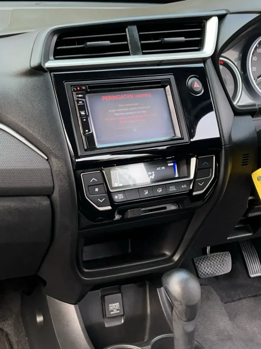 Foto Mobil Bekas Dashboard Honda BR-V 1.5 E tahun 2016