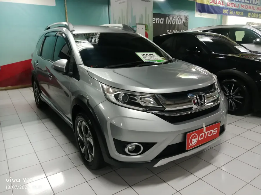 Foto Mobil Bekas Kanan Depan Honda BR-V 1.5 E tahun 2016