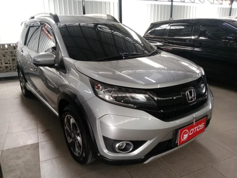 Foto Mobil Bekas Kanan Depan Honda BR-V 1.5 E tahun 2016