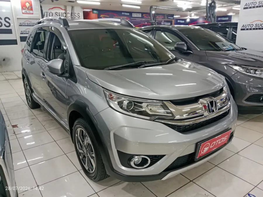 Foto Mobil Bekas Kanan Depan Honda BR-V 1.5 E tahun 2017