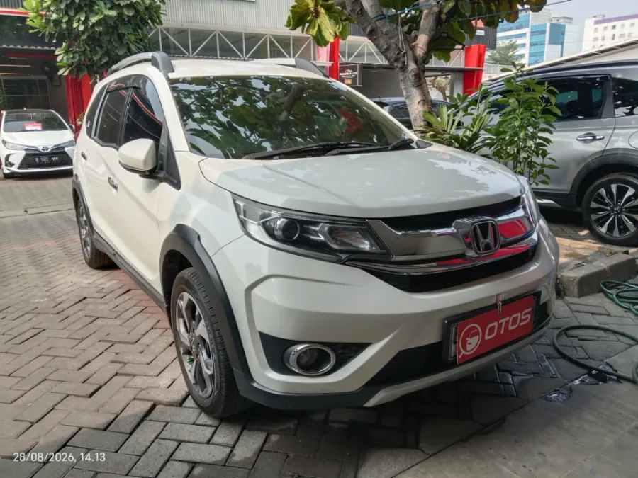 Foto Mobil Bekas Kanan Depan Honda BR-V 1.5 E tahun 2017