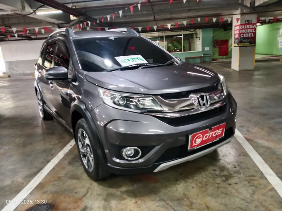 Foto Mobil Bekas Kanan Depan Honda BR-V 1.5 E tahun 2017