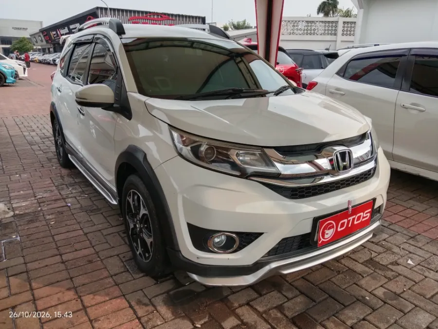 Foto Mobil Bekas Kanan Depan Honda BR-V 1.5 E tahun 2017