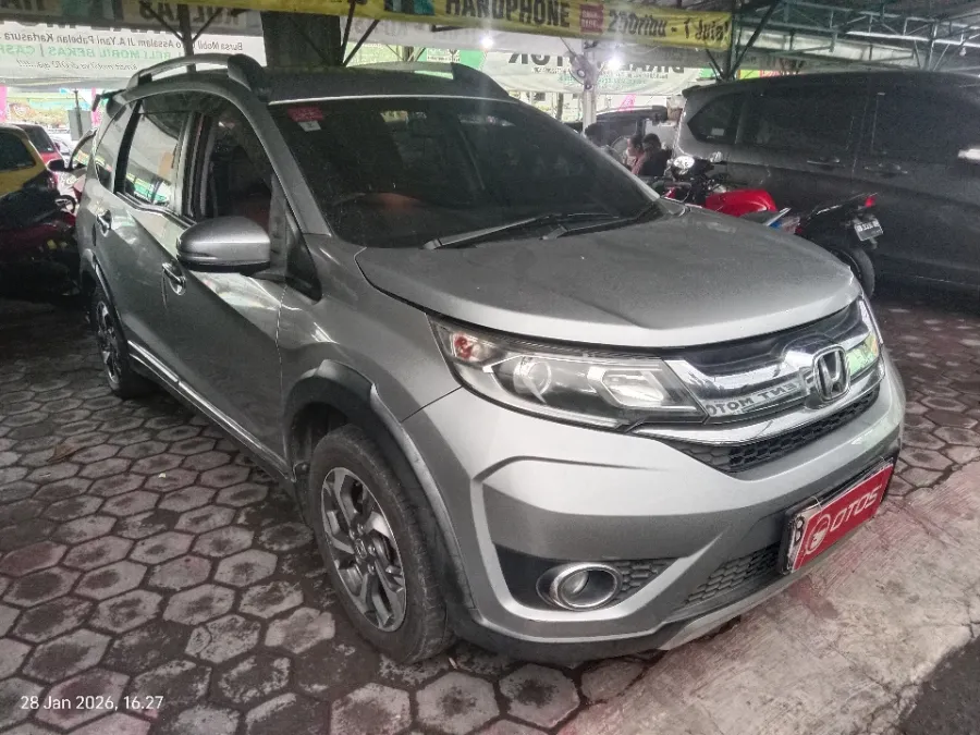 Foto Mobil Bekas Kanan Depan Honda BR-V 1.5 E tahun 2018