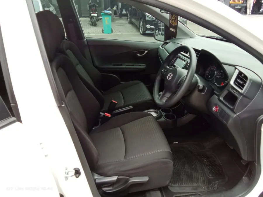 Foto Mobil Bekas Kabin Depan Honda BR-V 1.5 E tahun 2021