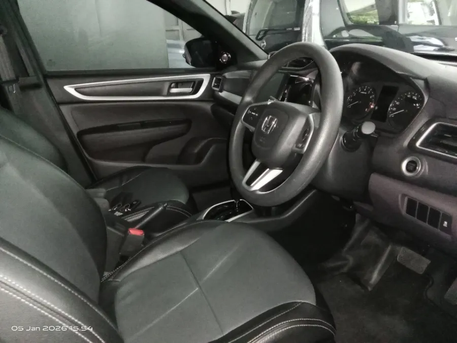 Foto Mobil Bekas Kabin Depan Honda BR-V 1.5 E tahun 2022