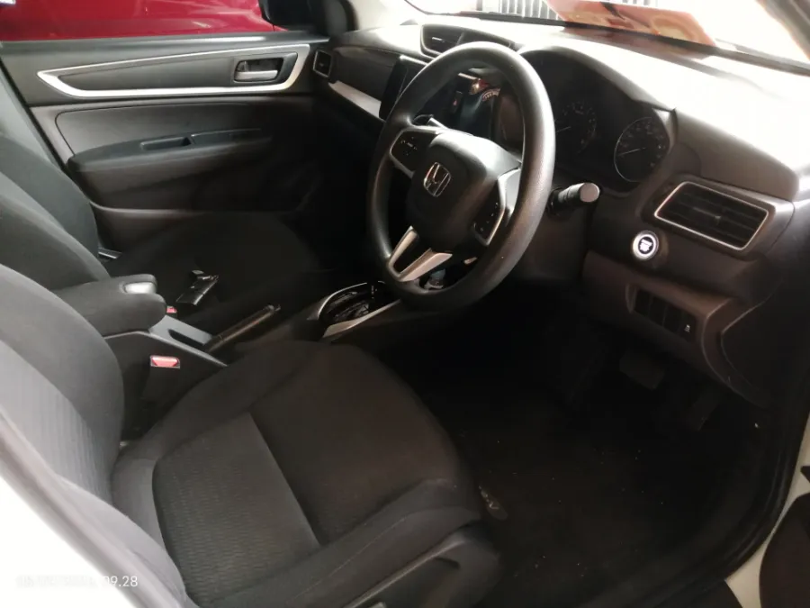 Foto Mobil Bekas Kabin Depan Honda BR-V 1.5 E tahun 2022