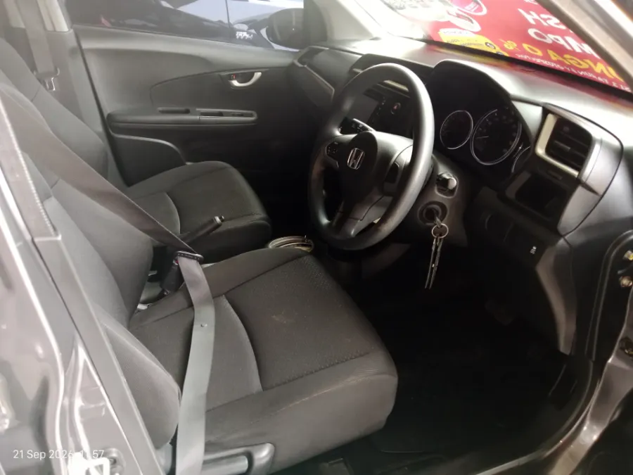 Foto Mobil Bekas Kabin Depan Honda BR-V 1.5 E Prestige tahun 2016
