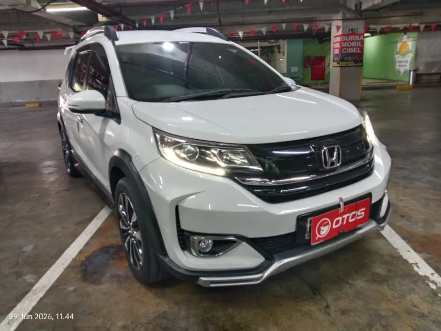 Foto Mobil Bekas Kanan Depan Honda BR-V 1.5 E Prestige tahun 2021