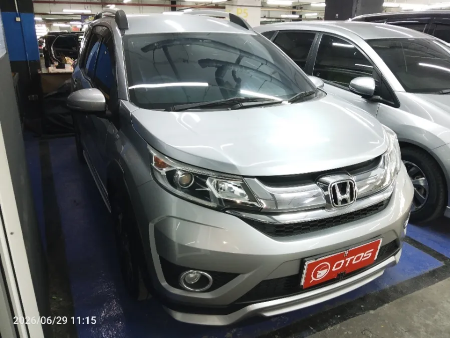 Foto Mobil Bekas Kanan Depan Honda BR-V 1.5 PRE tahun 2018