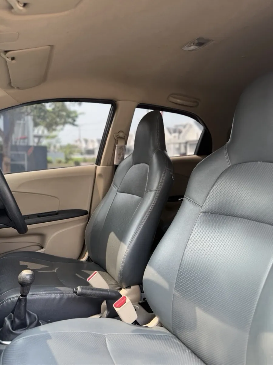 Foto Mobil Bekas Kabin Depan Honda Brio 1.2 E tahun 2016