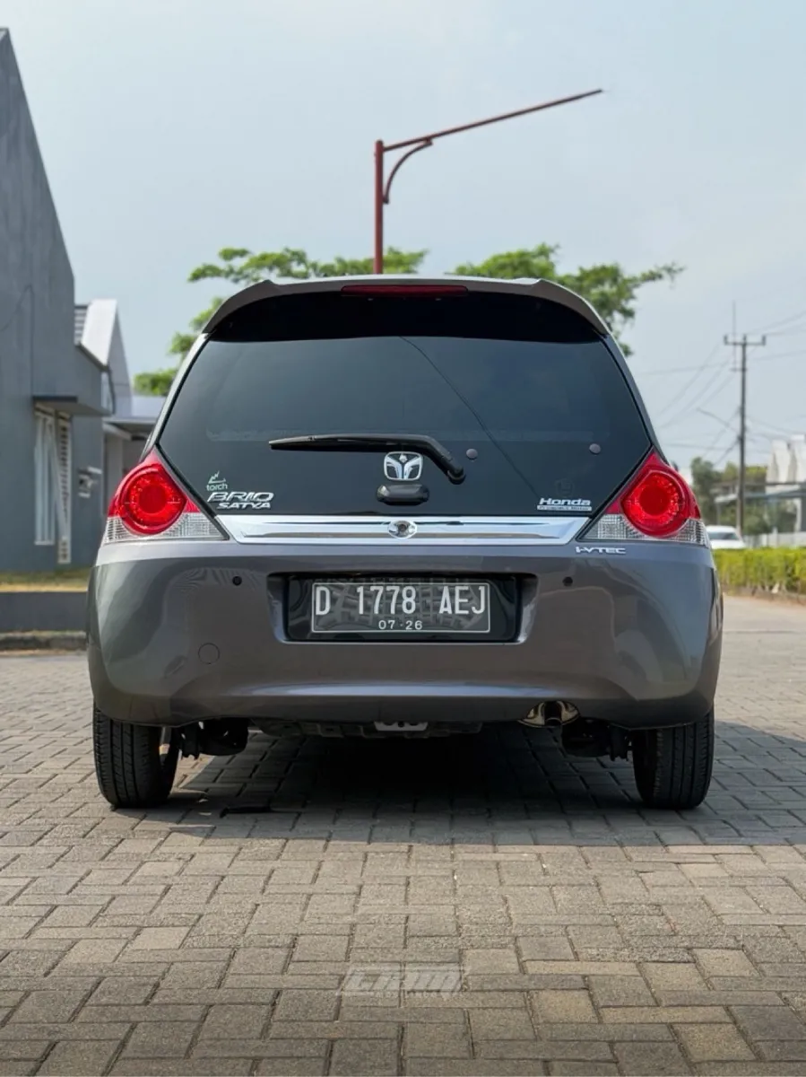 Foto Mobil Bekas Tampak Belakang Honda Brio 1.2 E tahun 2016