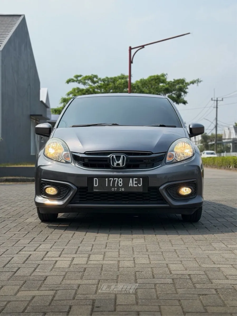 Foto Mobil Bekas Tampak Depan Honda Brio 1.2 E tahun 2016