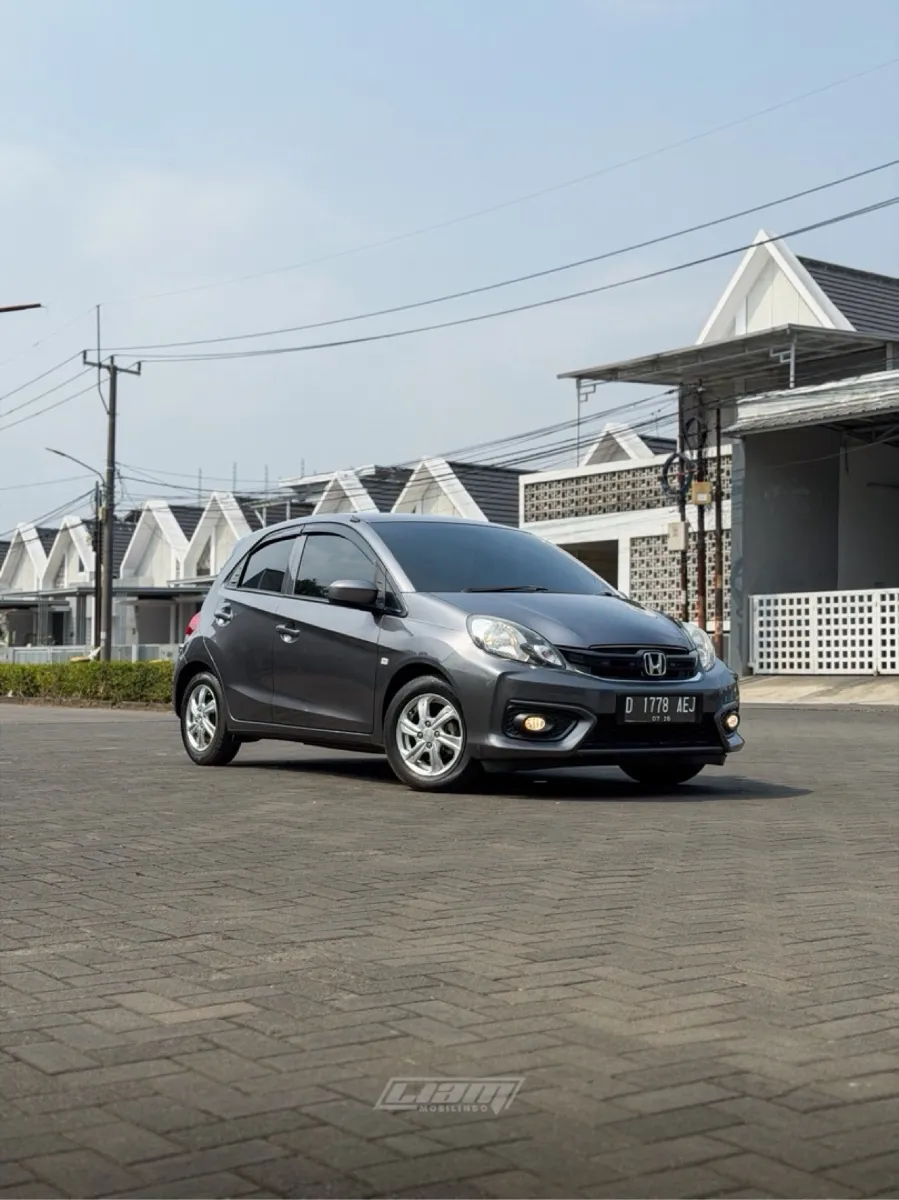 Foto Mobil Bekas Tampak Samping Honda Brio 1.2 E tahun 2016
