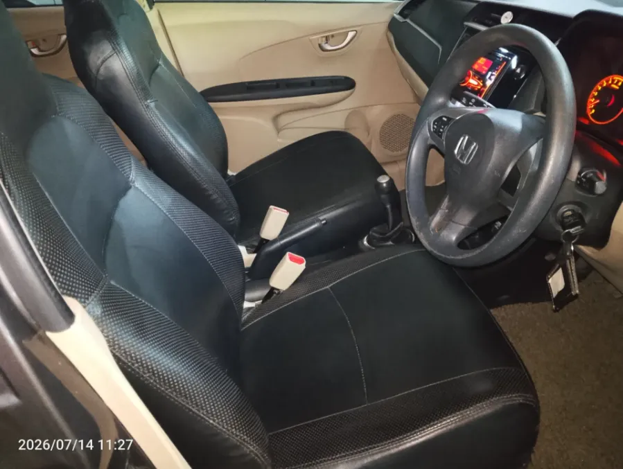 Foto Mobil Bekas Kabin Depan Honda Brio 1.2 E tahun 2017