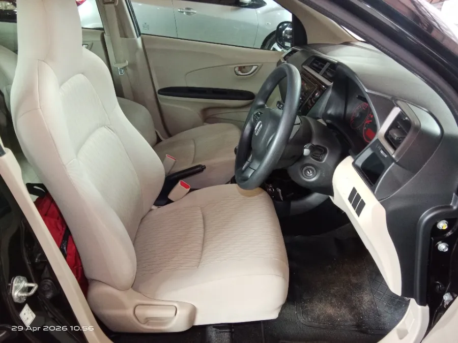 Foto Mobil Bekas Kabin Depan Honda Brio 1.2 E tahun 2018