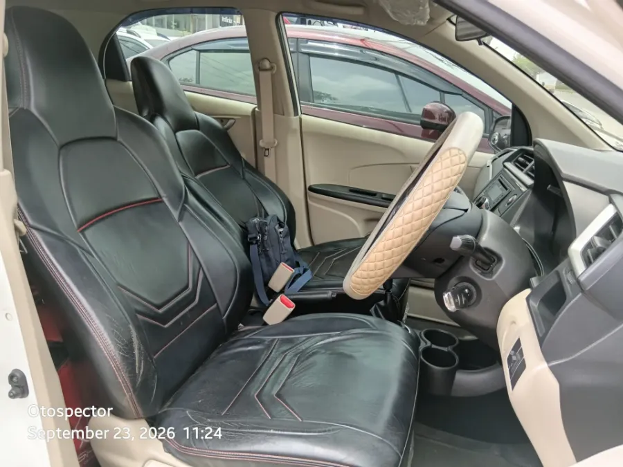 Foto Mobil Bekas Kabin Depan Honda Brio 1.2 E tahun 2018