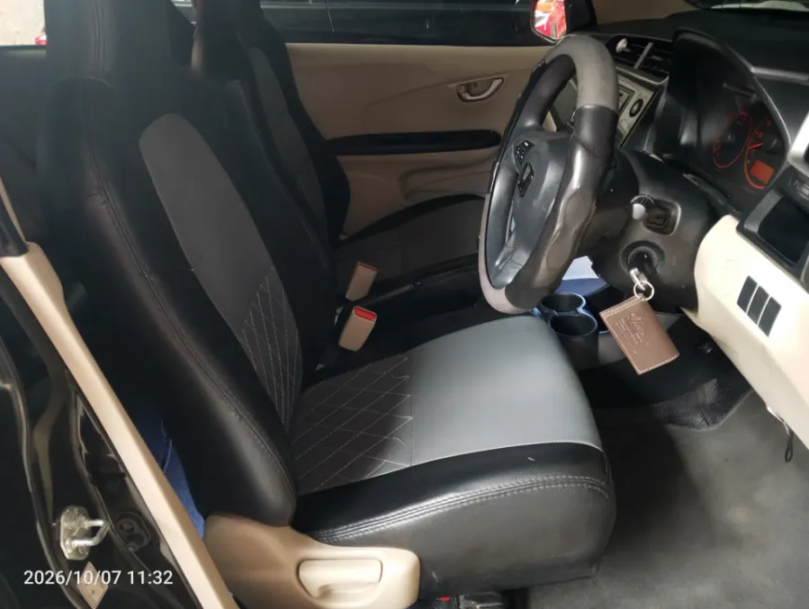 Foto Mobil Bekas Kabin Depan Honda Brio 1.2 E tahun 2018