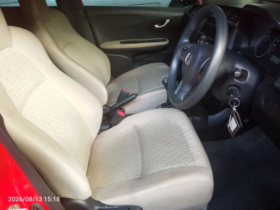 Foto Mobil Bekas Kabin Depan Honda Brio 1.2 E tahun 2019