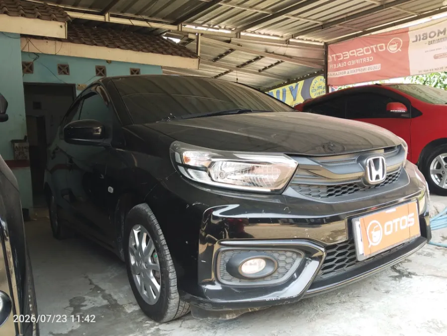 Foto Mobil Bekas Kanan Depan Honda Brio 1.2 E tahun 2019