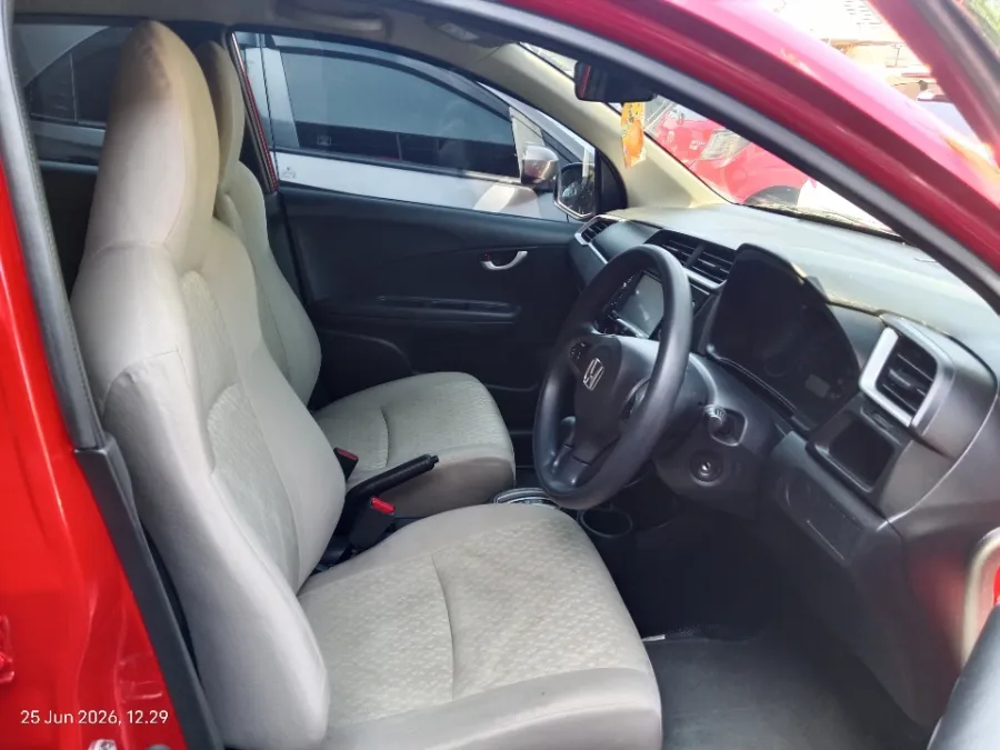 Foto Mobil Bekas Kabin Depan Honda Brio 1.2 E tahun 2023