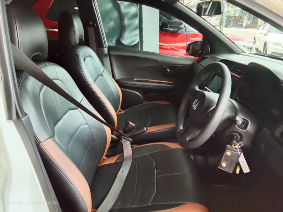 Foto Mobil Bekas Kabin Depan Honda Brio 1.2 RS tahun 2021