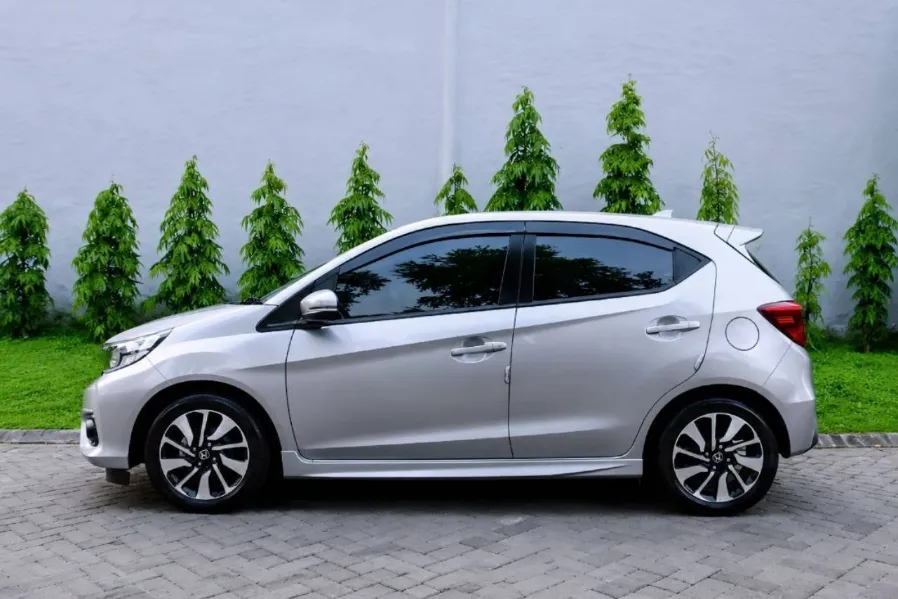 Foto Mobil Bekas Tampak Samping Honda Brio 1.2 RS tahun 2021